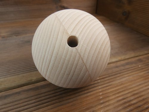 Holzkugel Buche Ø 100 mm halbgebohrt